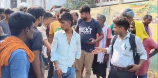 Video. भागलपुर में बाइक चोरी करते 2 युवक रंगे हाथ धराए, लोगों ने की धुनाई; नशीला पदार्थ भी बरामद भागलपुर न्यूज
