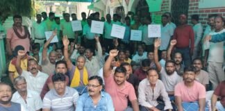 भागलपुर में हड़ताल से थमा नगर निगम का काम, पानी-सफाई से लेकर बोर्ड बैठक तक पर पड़ा असर भागलपुर नगर निगम कर्मचारियों की हड़ताल