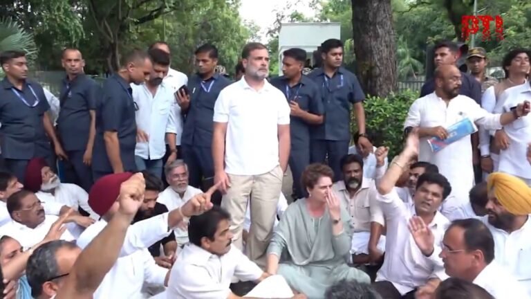 PM आवास के बाहर कांग्रेस का प्रदर्शन, पीएम मोदी-अमित शाह से मांगा इस्तीफा
