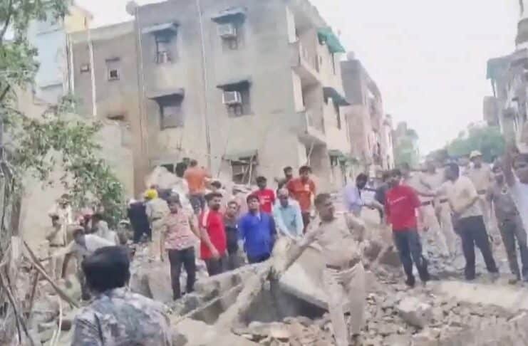 रोहिणी में निर्माणाधीन इमारत ढही