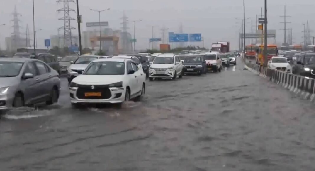 दिल्ली में भारी बारिश से जलभराव
