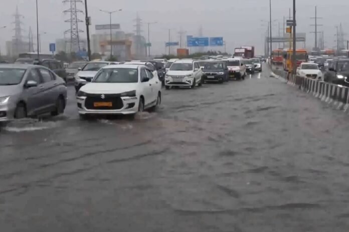 दिल्ली में भारी बारिश से जलभराव