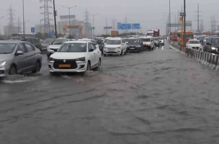 दिल्ली में भारी बारिश से जलभराव