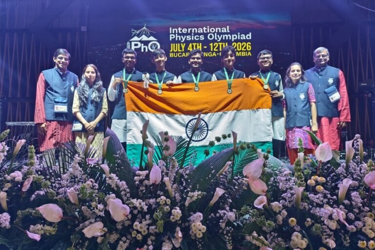 पेरिस में भारतीय छात्रों का कमाल, सभी पांच प्रतिभागियों ने जीते गोल्ड मेडल, रचा इतिहास