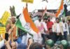Jharkhand Congress Protest: प्रदर्शन खत्म होते ही खुली सड़कें, बैरिकेड हटे तो सामान्य हुआ ट्रैफिक प्रदर्शन करते कार्यकर्ता.