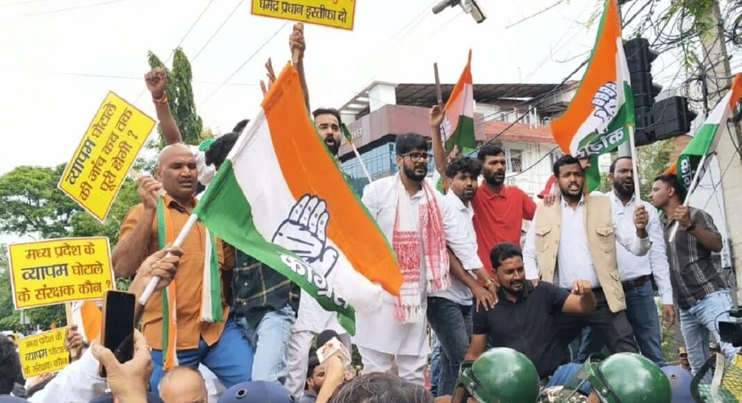 प्रदर्शन करते कार्यकर्ता.