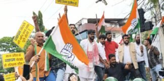 Jharkhand Congress Protest: प्रदर्शन खत्म होते ही खुली सड़कें, बैरिकेड हटे तो सामान्य हुआ ट्रैफिक प्रदर्शन करते कार्यकर्ता.