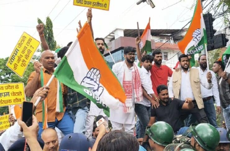 प्रदर्शन करते कार्यकर्ता.