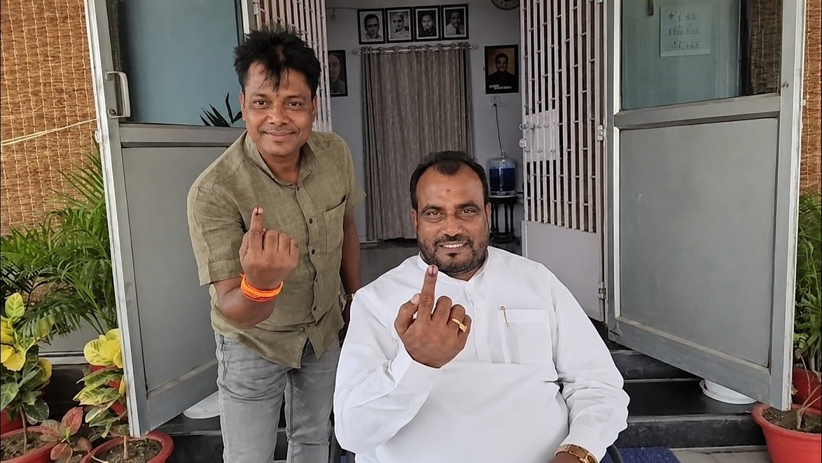 बांकीपुर उपचुनाव : 75 वर्षीय बुजुर्ग महिला से लेकर दिग्गज नेताओं तक ने डाला वोट, लोकतंत्र के महापर्व में दिखा उत्साह बांकीपुर उपचुनाव : 75 वर्षीय बुजुर्ग महिला से लेकर दिग्गज नेताओं तक ने डाला वोट, लोकतंत्र के महापर्व में दिखा उत्साह MLA श्याम रजक ने किया वोट 1