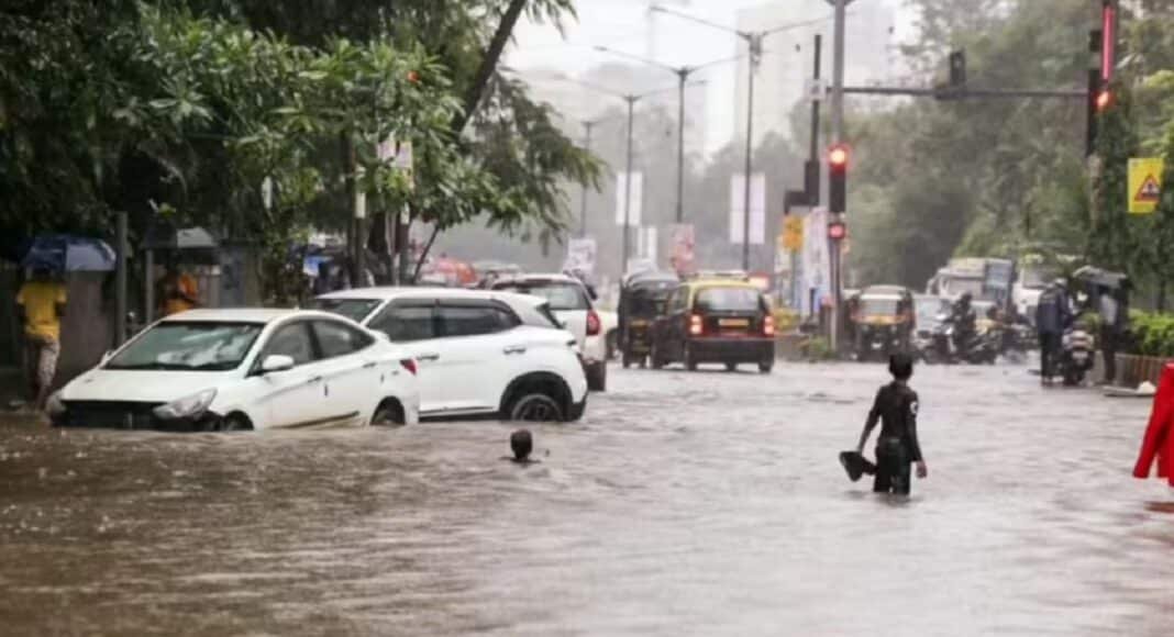 मुंबई में भारी बारिश से जलभराव