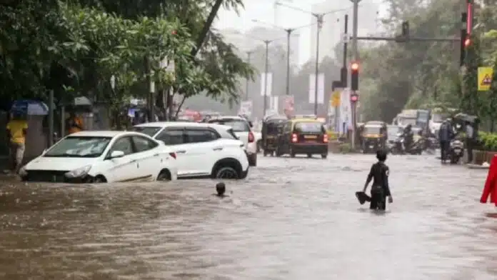 मुंबई में भारी बारिश से जलभराव