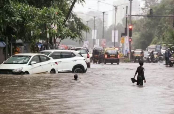 मुंबई में भारी बारिश से जलभराव
