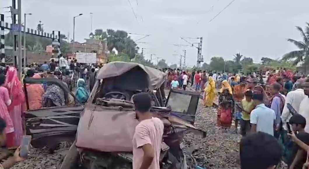 मुर्शिदाबाद में रेलवे फाटक पर ट्रेन की टक्कर से क्षतिग्रस्त स्कूल वैन