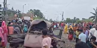 मुर्शिदाबाद में रेलवे फाटक पर स्कूल वैन को ट्रेन ने मारी टक्कर, दो छात्रों समेत तीन की मौत, कई घायल मुर्शिदाबाद में रेलवे फाटक पर ट्रेन की टक्कर से क्षतिग्रस्त स्कूल वैन