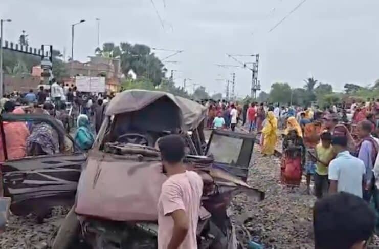 मुर्शिदाबाद में रेलवे फाटक पर ट्रेन की टक्कर से क्षतिग्रस्त स्कूल वैन