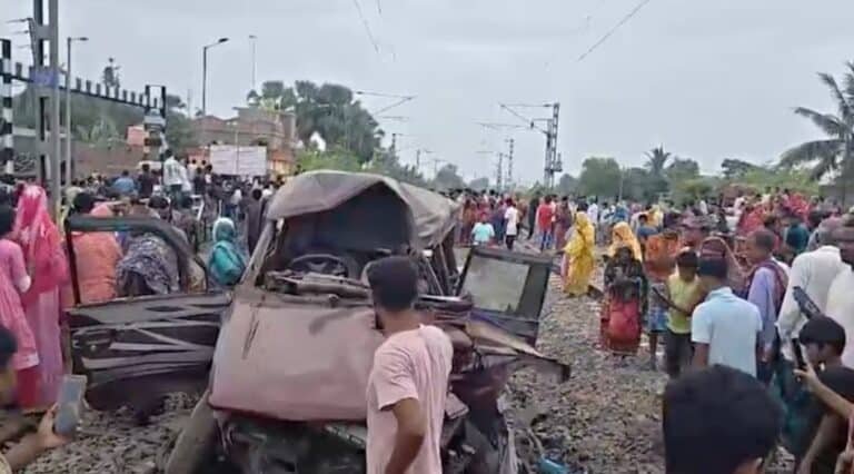 मुर्शिदाबाद में रेलवे फाटक पर स्कूल वैन को ट्रेन ने मारी टक्कर, दो छात्रों समेत तीन की मौत, कई घायल