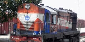 Bhagalpur News : भीखनपुर में रेल इंजन पर पथराव, शीशा टूटा, बाल-बाल बचे रेलकर्मी Railway engine