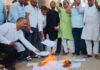 नियमावली की प्रति जलाते अतिथि शिक्षक