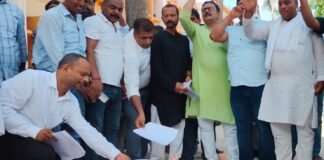 टीएमबीयू अतिथि शिक्षक संघ का फूटा गुस्सा, नियुक्ति नियमावली की प्रतियां जलाकर किया प्रदर्शन नियमावली की प्रति जलाते अतिथि शिक्षक