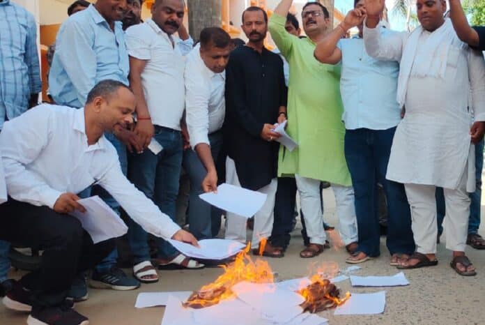 नियमावली की प्रति जलाते अतिथि शिक्षक