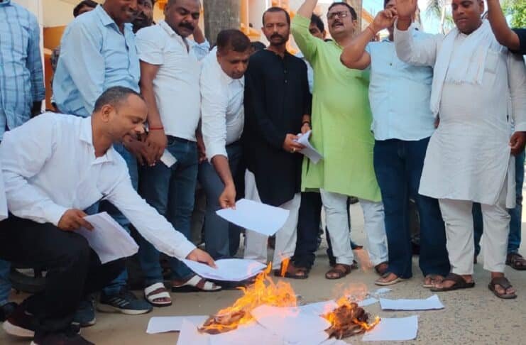 नियमावली की प्रति जलाते अतिथि शिक्षक