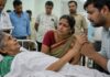 आगरा में मृत घोषित महिला को दोबारा अस्पताल ले जाते परिजन