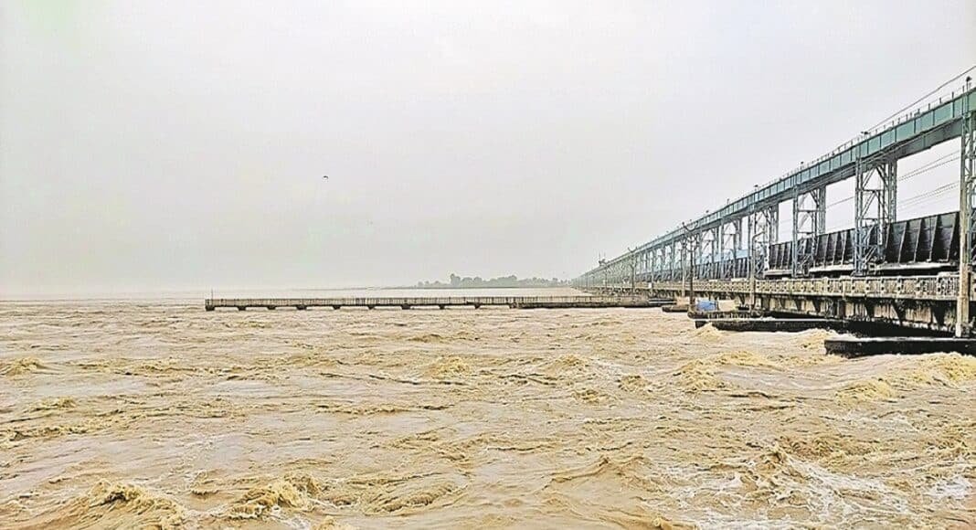 वाल्मीकीनगर बराज से पानी डिस्चार्ज