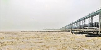 वाल्मीकीनगर बराज से पानी डिस्चार्ज