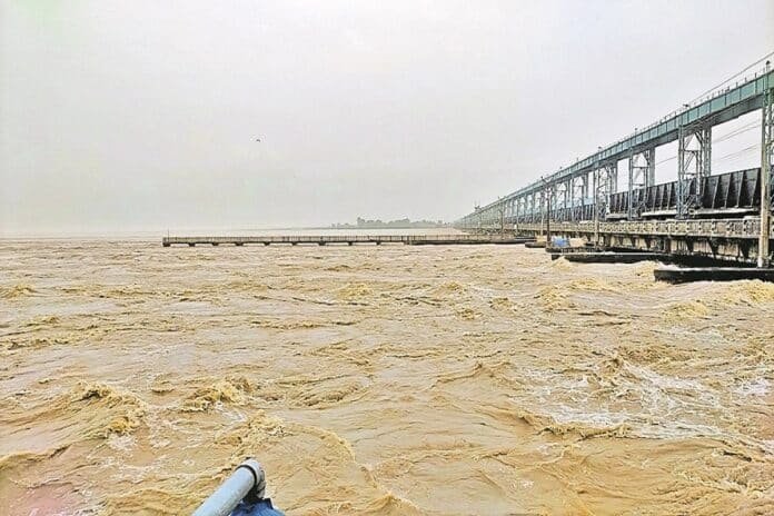 वाल्मीकीनगर बराज से पानी डिस्चार्ज