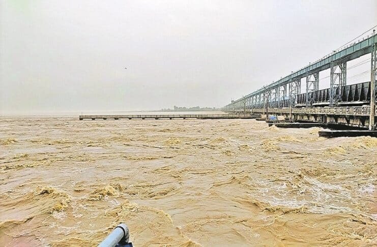 वाल्मीकीनगर बराज से पानी डिस्चार्ज