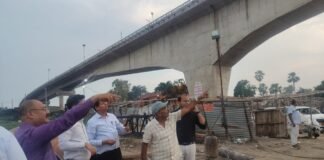 पुल निर्माण निगम के चेयरमैन ने विक्रमशिला सेतु का किया निरीक्षण, 30 नवंबर तक काम पूरा करने पर दिया जोर विक्रमशिला सेतु का निरीक्षण करते चेयरमैन