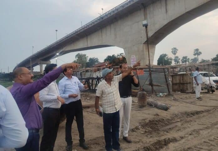 विक्रमशिला सेतु का निरीक्षण करते चेयरमैन