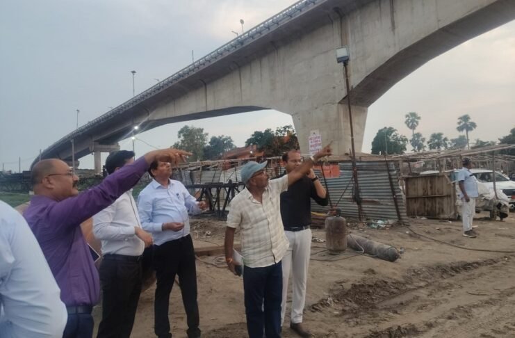 विक्रमशिला सेतु का निरीक्षण करते चेयरमैन