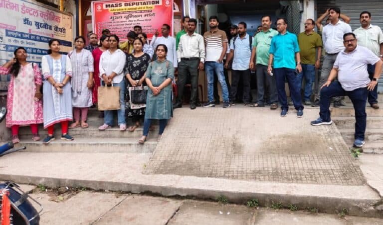भागलपुर : क्षेत्रीय प्रबंधक के खिलाफ ग्रामीण बैंक कर्मियों का प्रदर्शन, मांगों को लेकर सौंपा ज्ञापन