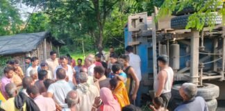 भागलपुर में दर्दनाक हादसा: एनएच-31 पर मकान पर पलटा बालू लदा ट्रक, एक ही परिवार के 8 लोग घायल NH31 truck accident site