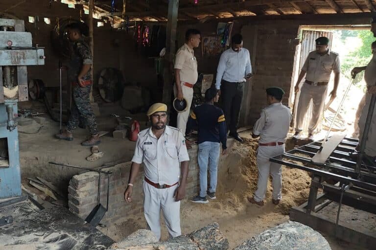 भागलपुर : बिहपुर में वन विभाग की बड़ी कार्रवाई, 3 अवैध आरा मिल जब्त, कीमती लकड़ियां बरामद