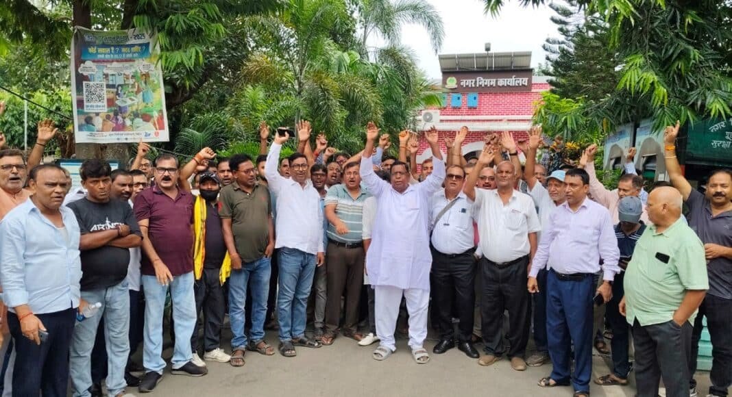 भागलपुर नगर निगम कार्यालय में प्रदर्शन करते स्थानीय लोग और सफाईकर्मी