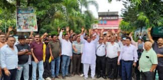 भागलपुर : एयरपोर्ट क्षेत्र के नोटिस पर घेराव, सफाईकर्मियों ने जड़ा ताला, पूरे दिन हंगामे की भेंट चढ़ा नगर निगम भागलपुर नगर निगम कार्यालय में प्रदर्शन करते स्थानीय लोग और सफाईकर्मी