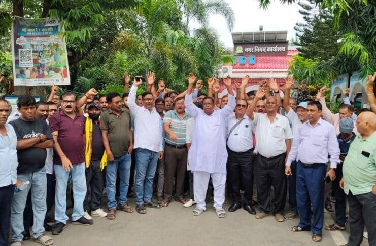 भागलपुर नगर निगम कार्यालय में प्रदर्शन करते स्थानीय लोग और सफाईकर्मी