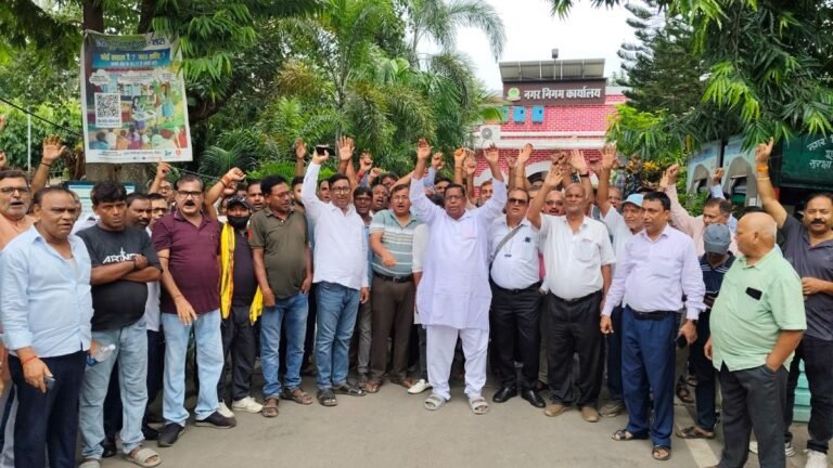 भागलपुर : एयरपोर्ट क्षेत्र के नोटिस पर घेराव, सफाईकर्मियों ने जड़ा ताला, पूरे दिन हंगामे की भेंट चढ़ा नगर निगम