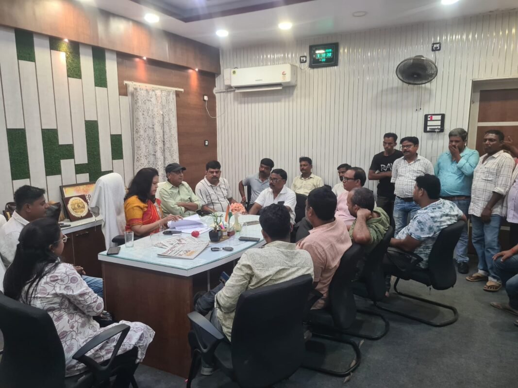भागलपुर : हड़ताल को मिला मेयर का साथ, सरकार तक पहुंचाई कर्मचारियों की आवाज भागलपुर : हड़ताल को मिला मेयर का साथ, सरकार तक पहुंचाई कर्मचारियों की आवाज Bhagalpur Nagar Nigam Strike 2