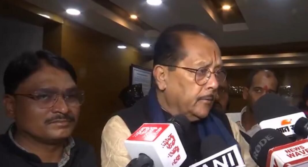 छात्रों से वार्ता के लिए कमेटी नहीं