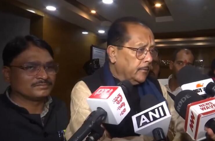 छात्रों से वार्ता के लिए कमेटी नहीं