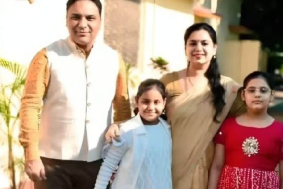 IAS दिव्या मित्तल ने छोड़ी नौकरी, 13 साल की सेवा के बाद भावुक पोस्ट ने खींचा ध्यान IAS दिव्या मित्तल ने छोड़ी नौकरी, 13 साल की सेवा के बाद भावुक पोस्ट ने खींचा ध्यान IAS Divya Mittal Resignation 2