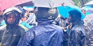 झारखंड : एक आदेश ने छीन ली 1975 की नौकरी!, बारिश के बीच गेट पर डटे प्रभावित कर्मचारी JSSC CGL कर्मचारी सचिवालय के बाहर प्रदर्शन