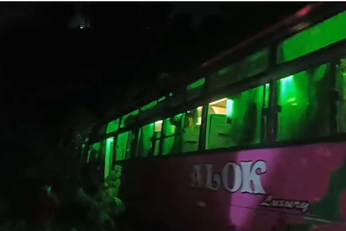 बिहार : कांवरियों से भरी बस अचानक सड़क से उतरी, लखीसराय में टला बड़ा हादसा बिहार : कांवरियों से भरी बस अचानक सड़क से उतरी, लखीसराय में टला बड़ा हादसा Lakhisarai Kanwariya Bus Accident