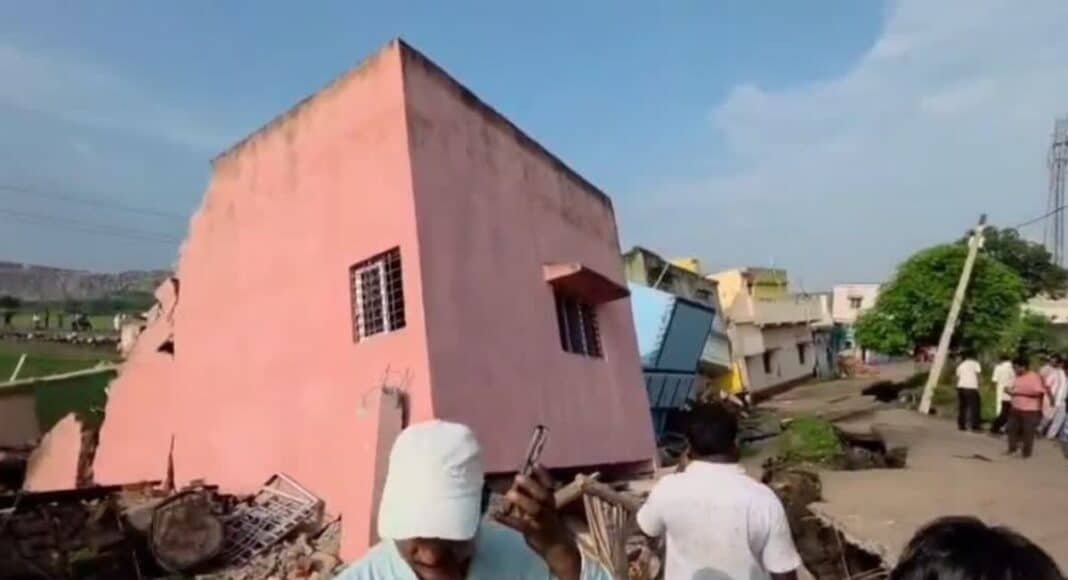 महेशपुर आउटसोर्सिंग के बाहर मजदूर