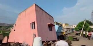 धनबाद : आउटसोर्सिंग ठप, 150 मजदूरों पर रोजी-रोटी का संकट; सातवें दिन भी नहीं शुरू हुआ काम महेशपुर आउटसोर्सिंग के बाहर मजदूर