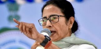 ममता बनर्जी का काफिला घेरा, कार पर फेंके जूते-चप्पल और कीचड़; बीजपुर में हंगामा ममता बनर्जी का काफिला घेरा