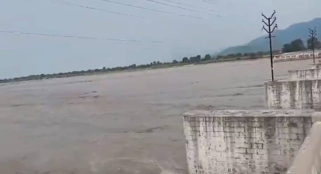 नेपाल की बाढ़ से गंडक का बदला मिजाज.